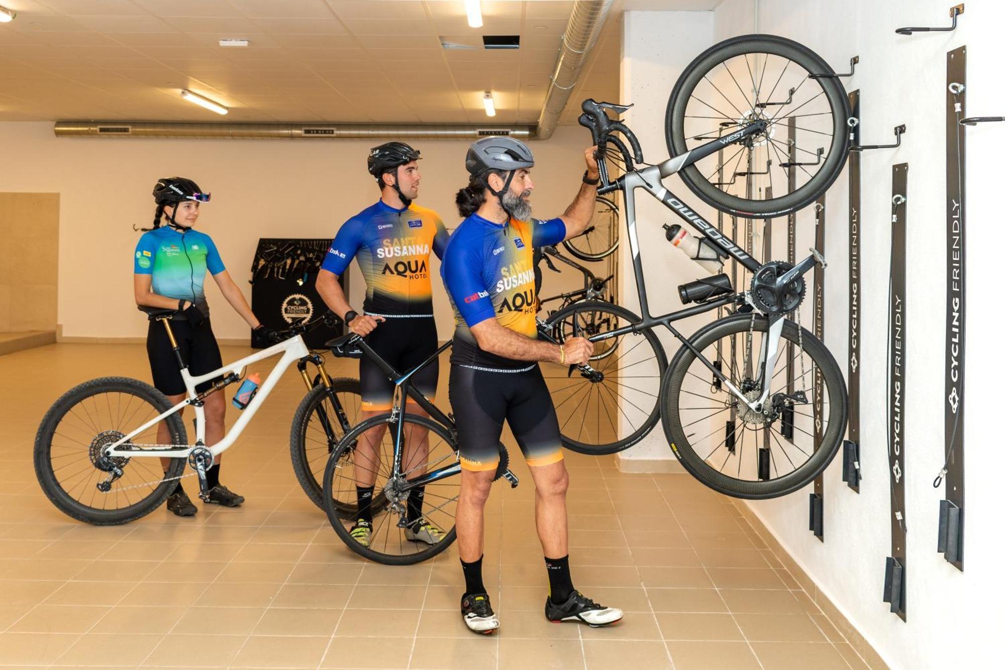 Atzavara Hotel & Spa Santa Susanna Exterior photo Bicycle lift